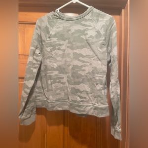 Cropped length Camo sweatshirt | M